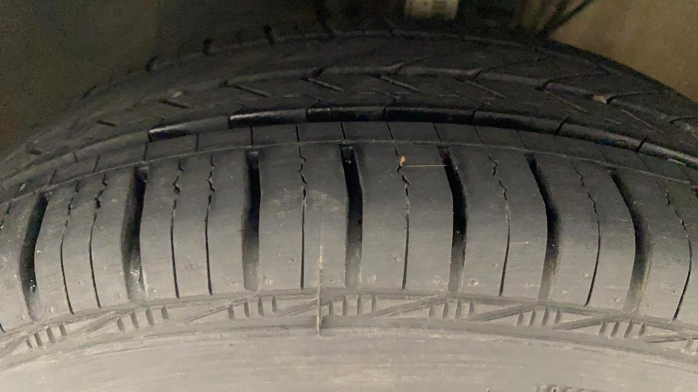 2021 Volkswagen Polo TRENDLINE 1.0L, Petrol, Manual, 22,687 km, Left Front Tyre Tread
