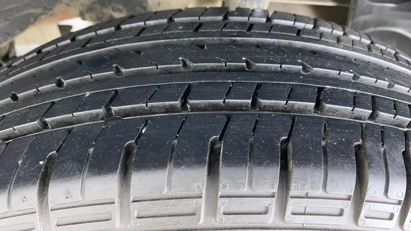 2016 Renault Duster RXL PETROL 104, Petrol, Manual, Left Rear Tyre Tread