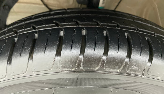 2020 Maruti Swift VXI D, Petrol, Manual, 3,192 km, Left Front Tyre Tread
