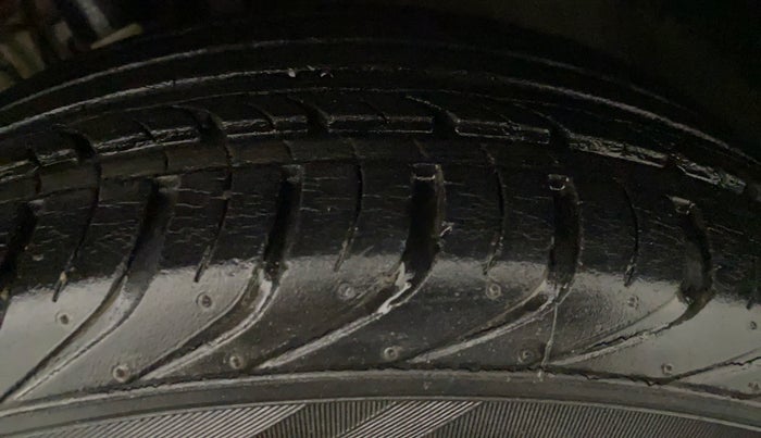 2016 Skoda Rapid AMBITION 1.6 MPI MT, Petrol, Manual, 20,300 km, Left Front Tyre Tread