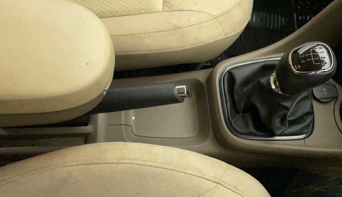 2016 Skoda Rapid AMBITION 1.6 MPI MT, Petrol, Manual, 20,300 km, Gear Lever