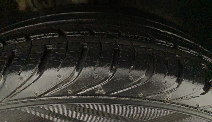 2016 Skoda Rapid AMBITION 1.6 MPI MT, Petrol, Manual, 20,300 km, Right Front Tyre Tread
