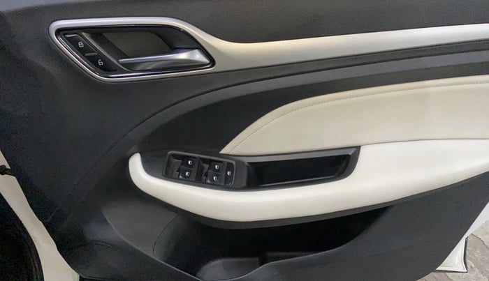 2023 MG ASTOR SHARP 1.5 CVT, Petrol, Automatic, 21,810 km, Driver Side Door Panels Control