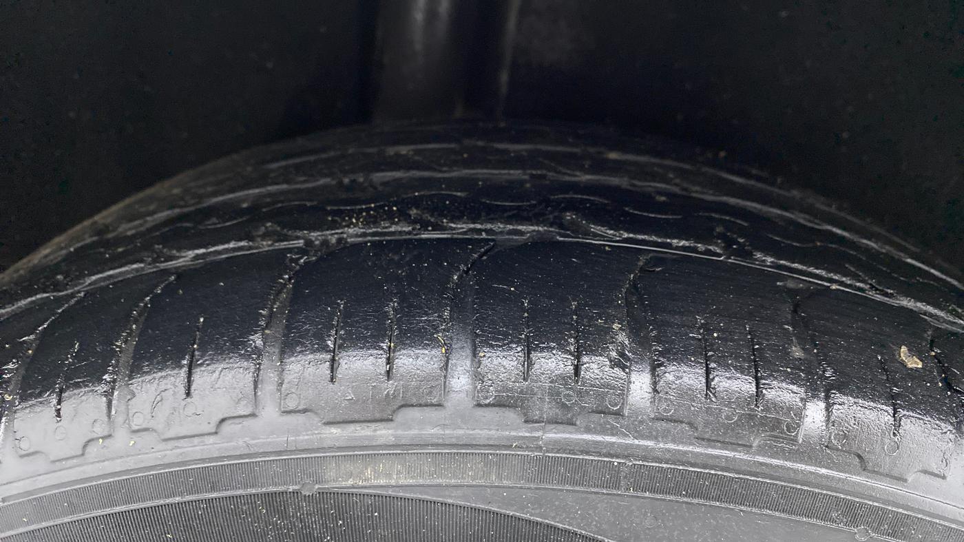 2016 Ford Ecosport TITANIUM 1.5L PETROL AT, CNG, Automatic, 60,431 km, Right Rear Tyre Tread