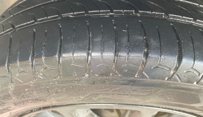 2018 Hyundai Elite i20 ASTA 1.2, Petrol, Manual, 1,20,488 km, Left Front Tyre Tread