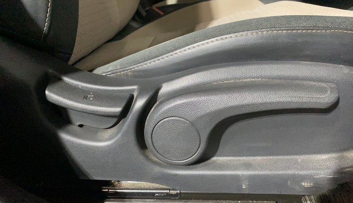 2017 Hyundai Elite i20 ASTA 1.2, Petrol, Manual, 22,932 km, Driver Side Adjustment Panel