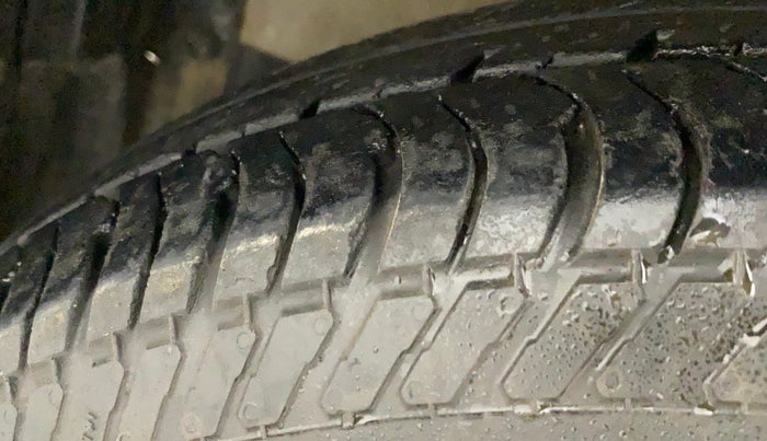 2011 Maruti Swift VXI, Petrol, Manual, 68,080 km, Left Front Tyre Tread