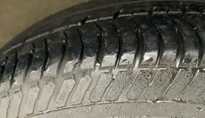 2011 Maruti Swift VXI, Petrol, Manual, 68,080 km, Right Front Tyre Tread