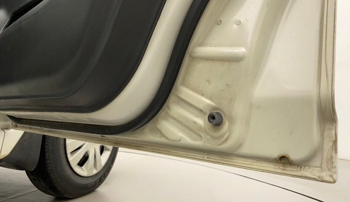 2011 Maruti Swift VXI, Petrol, Manual, 68,080 km, Driver-side door - Slightly rusted
