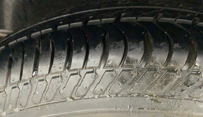 2011 Maruti Swift VXI, Petrol, Manual, 68,080 km, Right Rear Tyre Tread