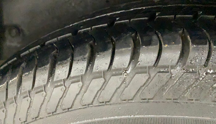 2011 Maruti Swift VXI, Petrol, Manual, 68,080 km, Left Rear Tyre Tread
