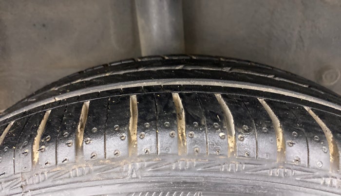 2013 Toyota Etios G, Petrol, Manual, 82,590 km, Right Rear Tyre Tread