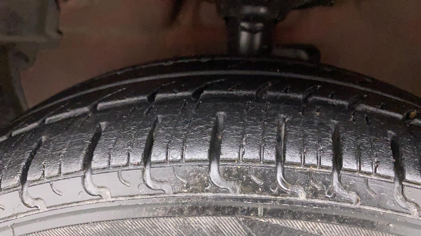 2016 Maruti Celerio VXI AMT, CNG, Automatic, 32,899 km, Left Front Tyre Tread