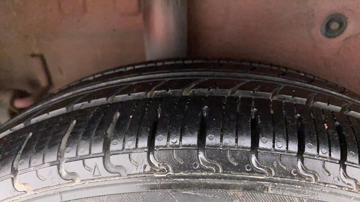 2016 Maruti Celerio VXI AMT, CNG, Automatic, 32,899 km, Right Rear Tyre Tread