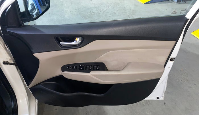 2017 Hyundai Verna 1.6 VTVT SX (O) AT, Petrol, Automatic, 43,739 km, Driver Side Door Panels Control