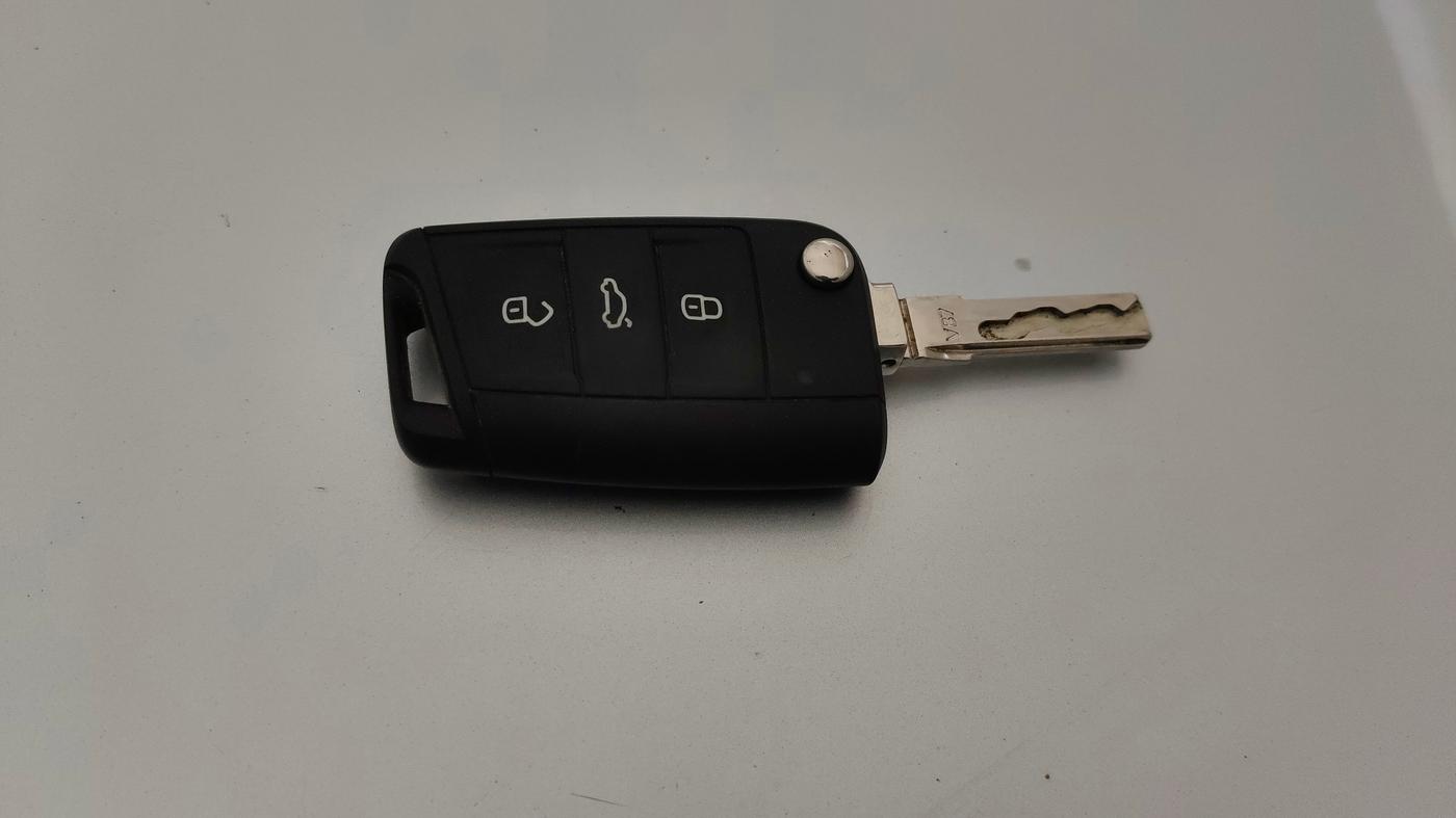 2016 Skoda Octavia AMBITION PLUS AT 1.8 TSI, Petrol, Automatic, 92,840 km, Key Close Up