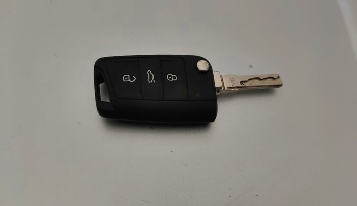 2016 Skoda Octavia AMBITION PLUS AT 1.8 TSI, Petrol, Automatic, 92,840 km, Key Close Up