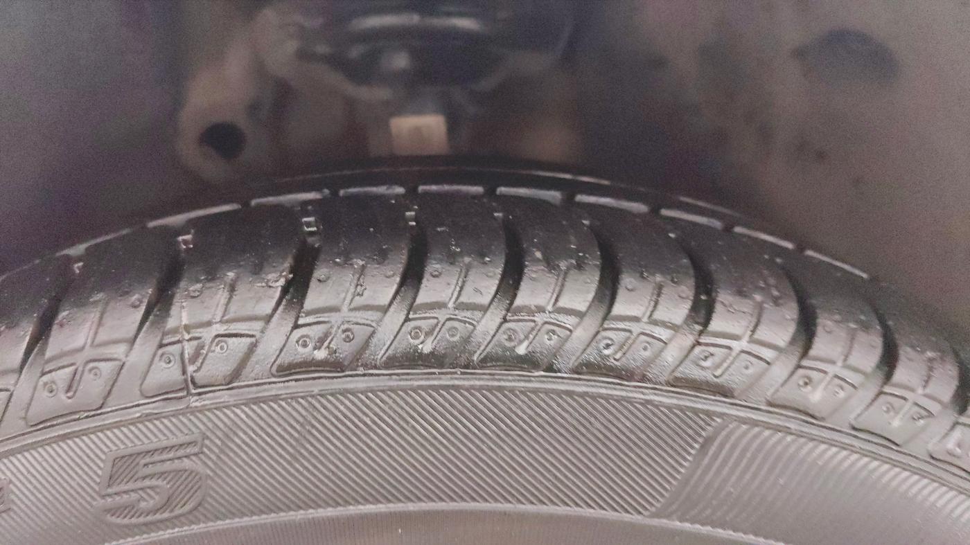 2016 Skoda Octavia AMBITION PLUS AT 1.8 TSI, Petrol, Automatic, 92,840 km, Right Front Tyre Tread