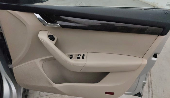 2016 Skoda Octavia AMBITION PLUS AT 1.8 TSI, Petrol, Automatic, 92,840 km, Driver Side Door Panels Control