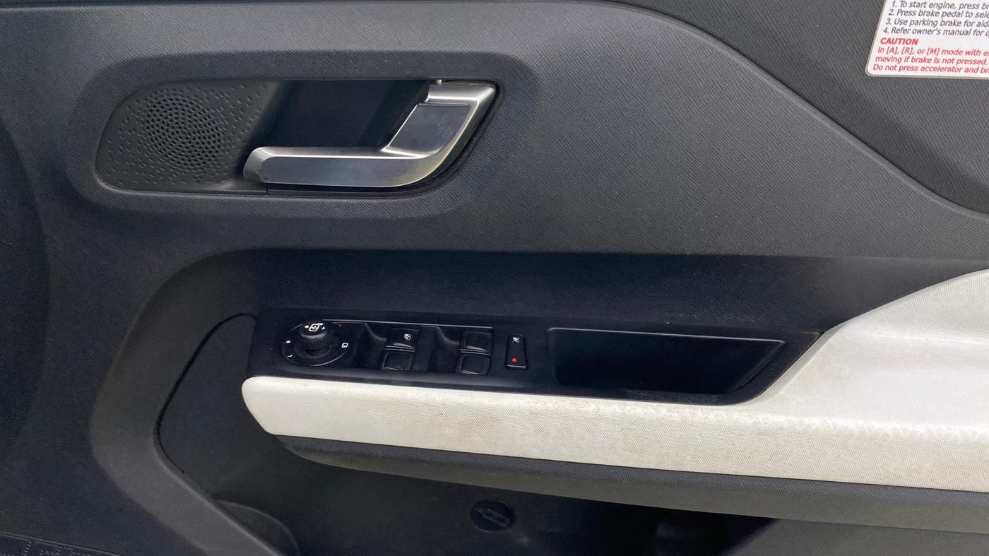 2021 Tata PUNCH CREATIVE  AMT, Petrol, Automatic, 60,070 km, Driver Side Door Panels Control