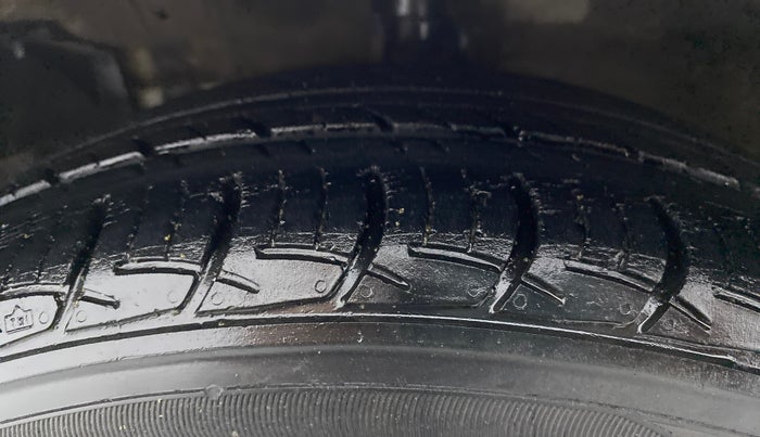 2018 Maruti Ciaz DELTA 1.5 SHVS MT PETROL, Petrol, Manual, 63,942 km, Left Front Tyre Tread