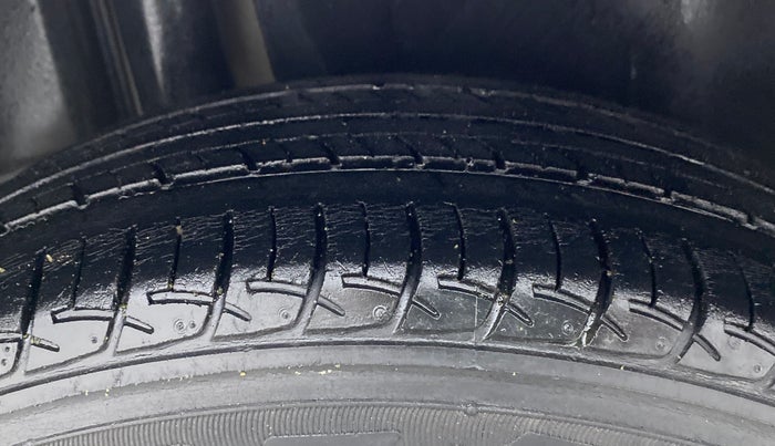 2018 Maruti Ciaz DELTA 1.5 SHVS MT PETROL, Petrol, Manual, 63,942 km, Right Rear Tyre Tread
