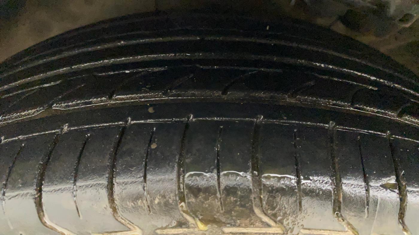 2018 Hyundai Verna 1.6 VTVT SX O, CNG, Manual, 90,120 km, Left Front Tyre Tread