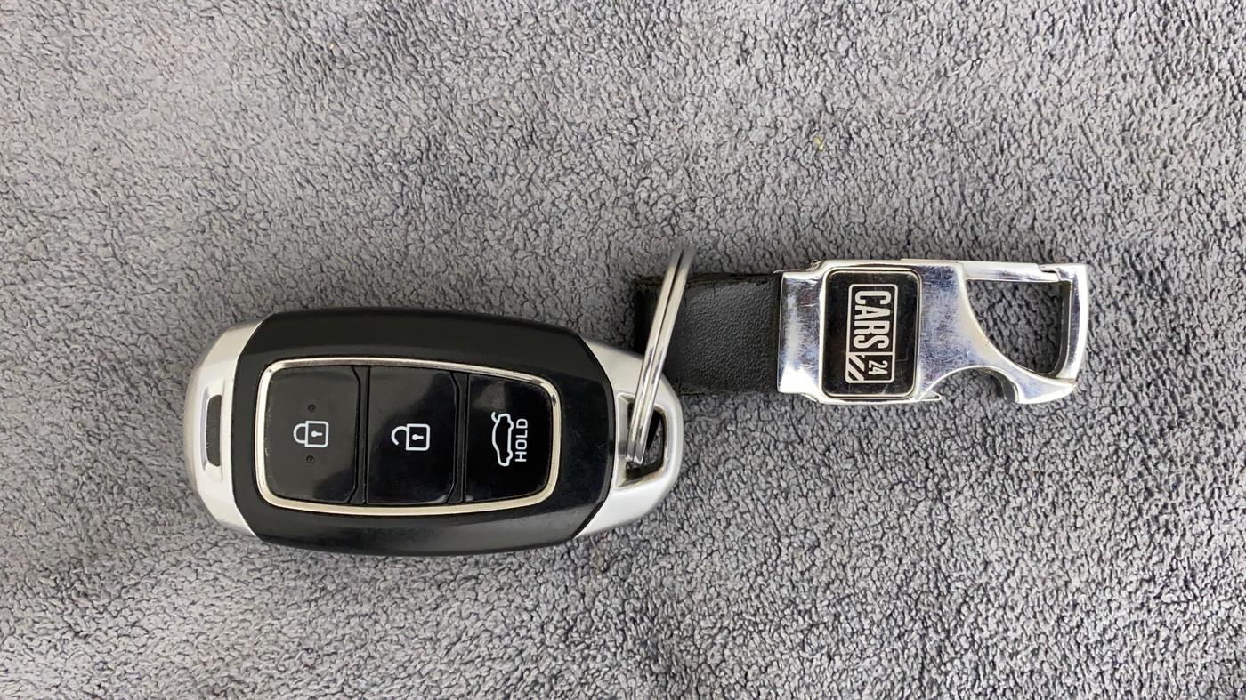 2018 Hyundai Verna 1.6 VTVT SX O, CNG, Manual, 90,120 km, Key Close Up