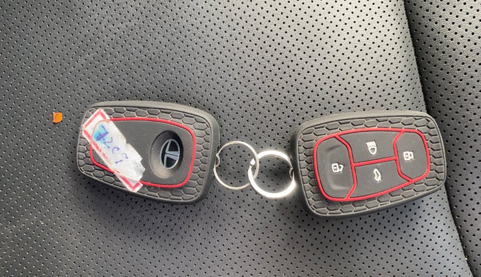 2023 Tata NEXON FEARLESS + SUNROOF DUAL TONE 1.2 PETROL, Petrol, Manual, 13,619 km, Key Close Up