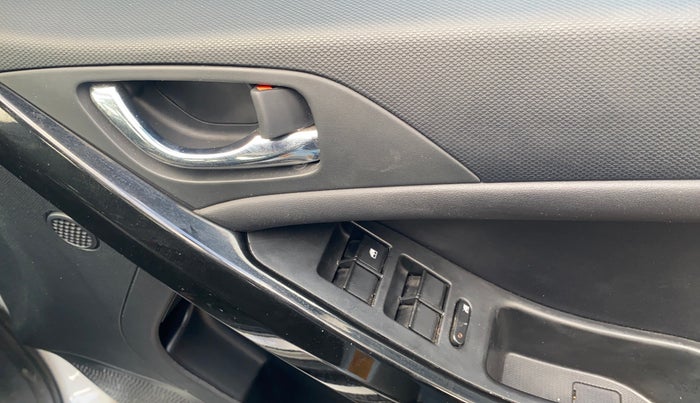 2023 Tata NEXON FEARLESS + SUNROOF DUAL TONE 1.2 PETROL, Petrol, Manual, 13,619 km, Driver Side Door Panels Control