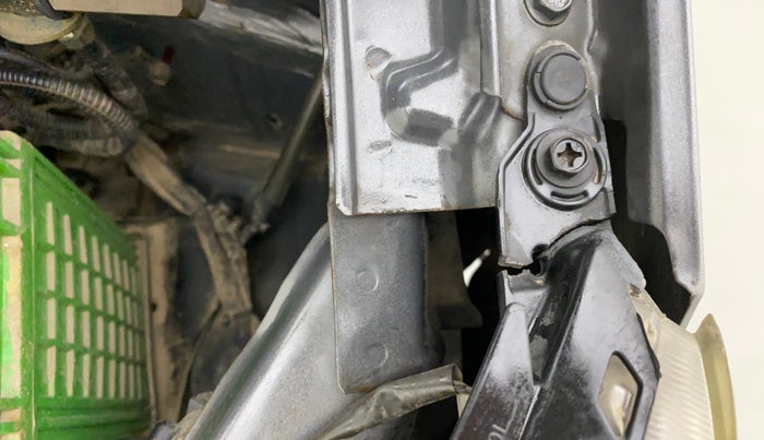 2015 Maruti Wagon R 1.0 VXI, CNG, Manual, 84,483 km, Left headlight - Clamp has minor damage