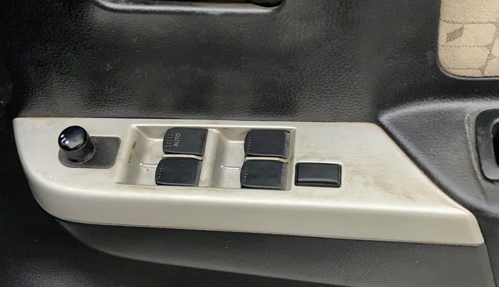 2015 Maruti Wagon R 1.0 VXI, CNG, Manual, 84,483 km, Right front window switch / handle - Power window makes minor noise