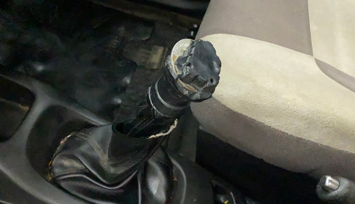 2015 Maruti Wagon R 1.0 VXI, CNG, Manual, 84,483 km, Gear lever - Boot cover slightly torn