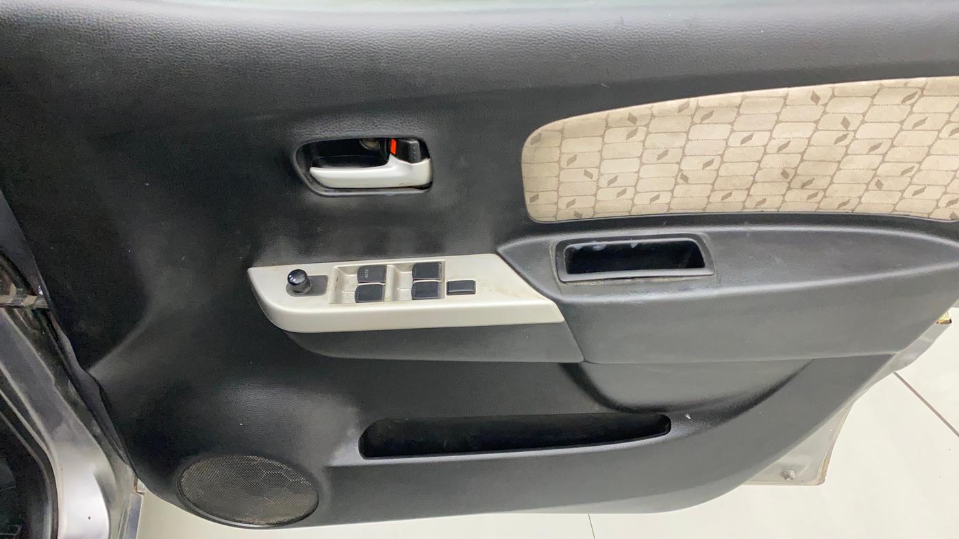 2015 Maruti Wagon R 1.0 VXI, CNG, Manual, 84,483 km, Driver Side Door Panels Control