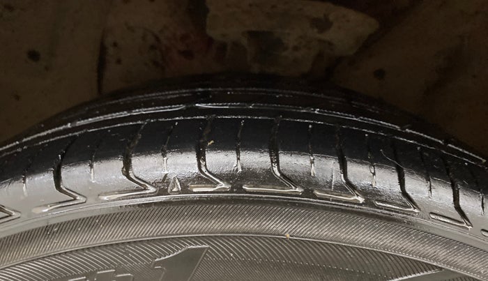 2015 Hyundai Elite i20 ASTA 1.2, CNG, Manual, 1,04,472 km, Left Front Tyre Tread