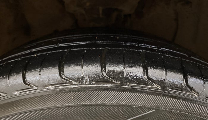 2015 Hyundai Elite i20 ASTA 1.2, CNG, Manual, 1,04,472 km, Right Front Tyre Tread