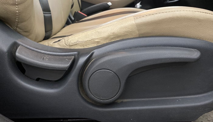 2015 Hyundai Elite i20 ASTA 1.2, CNG, Manual, 1,04,472 km, Driver Side Adjustment Panel