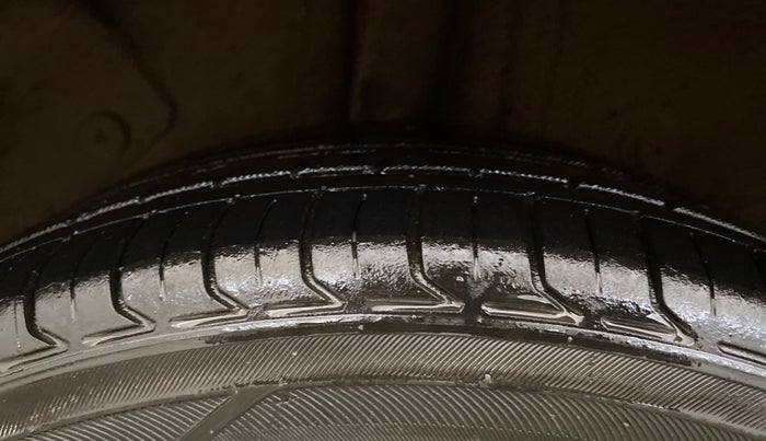 2015 Hyundai Elite i20 ASTA 1.2, CNG, Manual, 1,04,472 km, Right Rear Tyre Tread