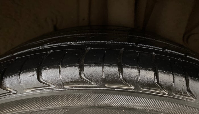 2015 Hyundai Elite i20 ASTA 1.2, CNG, Manual, 1,04,472 km, Left Rear Tyre Tread