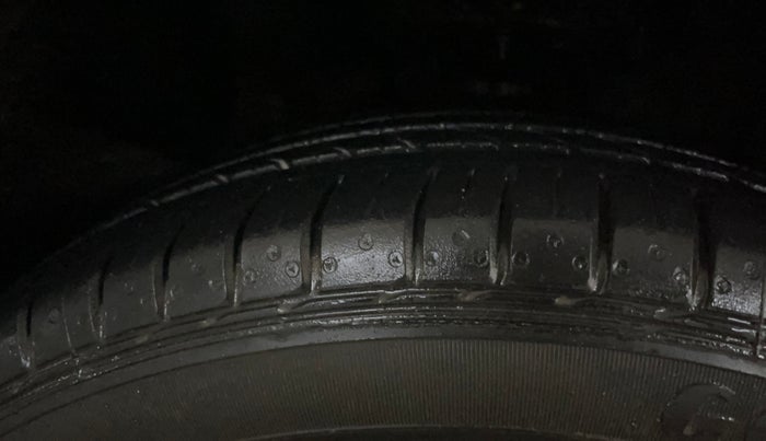 2017 Hyundai Elite i20 ASTA 1.2, Petrol, Manual, 13,773 km, Right Front Tyre Tread