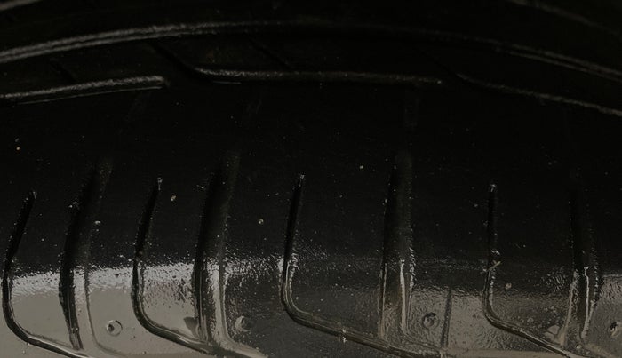 2021 Hyundai VENUE SX 1.5 CRDI, Diesel, Manual, 1,15,100 km, Right Front Tyre Tread