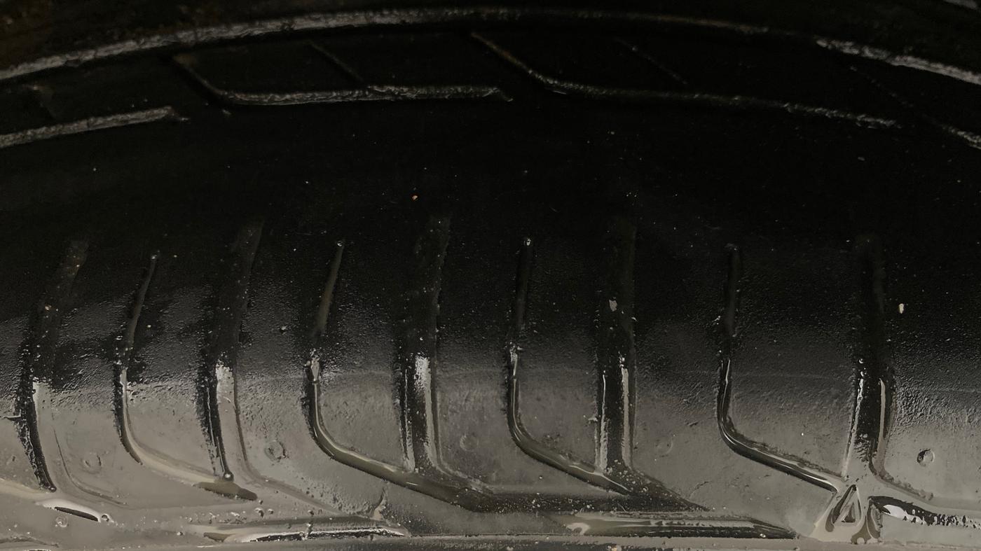 2021 Hyundai VENUE SX 1.5 CRDI, Diesel, Manual, 1,15,100 km, Left Front Tyre Tread