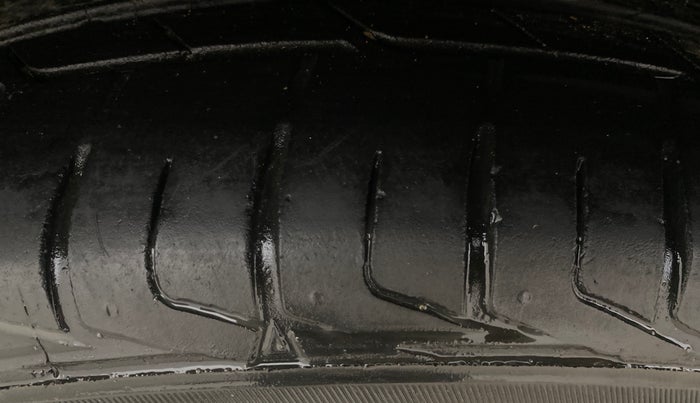 2021 Hyundai VENUE SX 1.5 CRDI, Diesel, Manual, 1,15,100 km, Right Rear Tyre Tread