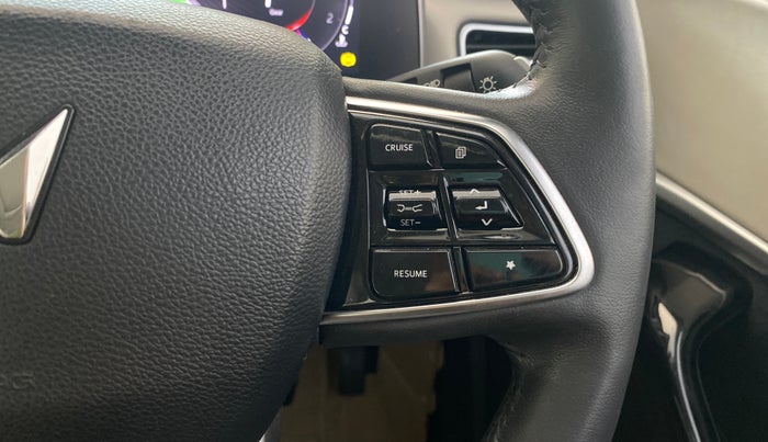 2022 Mahindra XUV700 AX 7 D AT 7 STR, Diesel, Automatic, 71,378 km, Adaptive Cruise Control