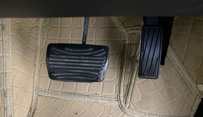 2022 Mahindra XUV700 AX 7 D AT 7 STR, Diesel, Automatic, 71,378 km, Pedals