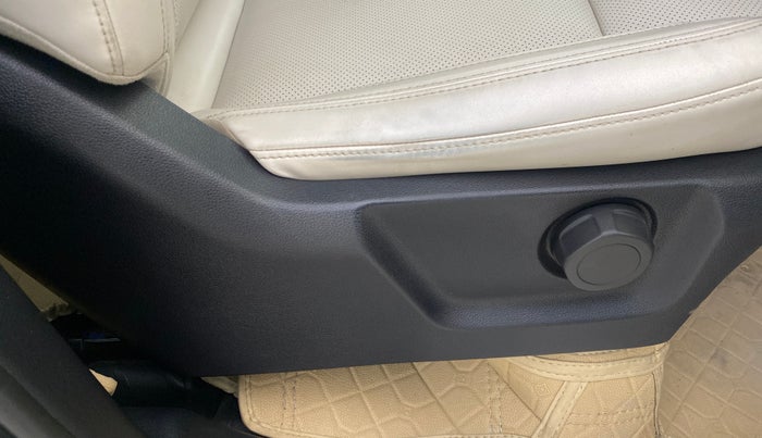 2022 Mahindra XUV700 AX 7 D AT 7 STR, Diesel, Automatic, 71,378 km, Driver Side Adjustment Panel