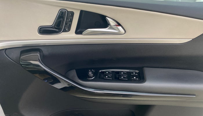 2022 Mahindra XUV700 AX 7 D AT 7 STR, Diesel, Automatic, 71,378 km, Driver Side Door Panels Control