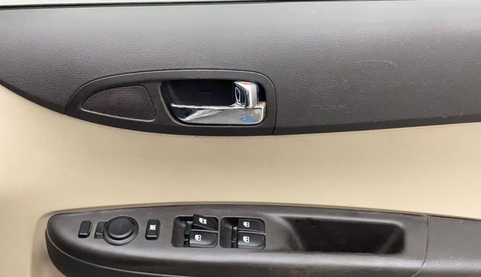 2013 Hyundai i20 SPORTZ 1.2, Petrol, Manual, 72,601 km, Right front window switch / handle - Minor damage