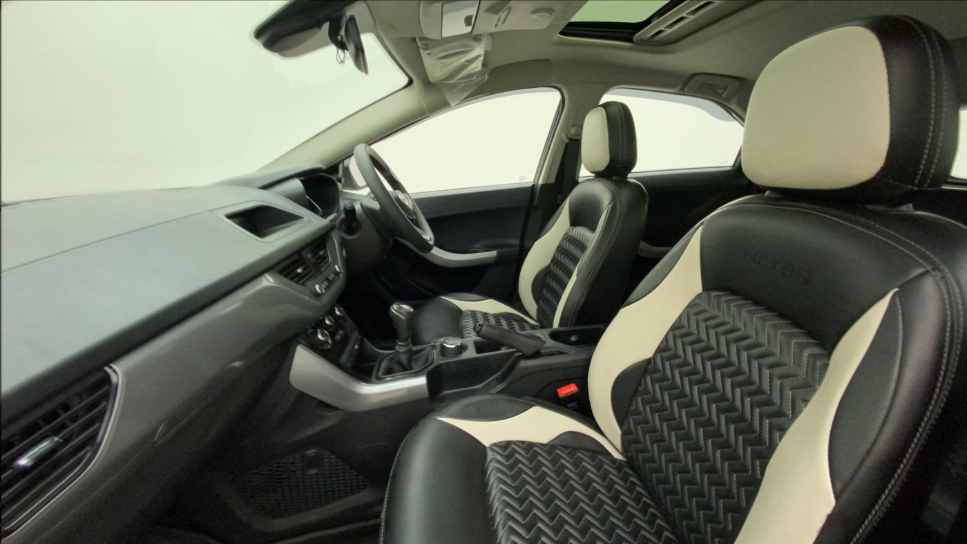 2022 Tata NEXON XM SUNROOF PETROL, Petrol, Manual, 13,536 km, Right Side Front Door Cabin