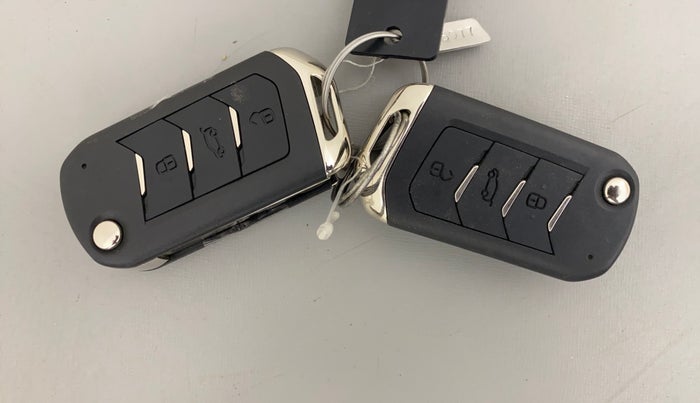 2023 Mahindra XUV300 W6 1.2 PETROL, Petrol, Manual, 13,812 km, Key Close Up